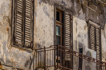 alte verlassene villa mit balkon