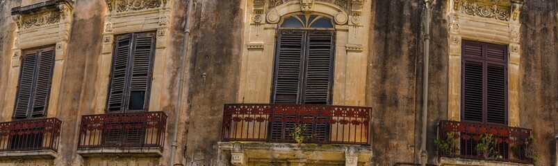 Fototapeta na wymiar balkone von villa in altstadt panorama