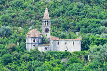 Fototapeta na wymiar Старая заброшенная церковь на горном склоне в Черногории