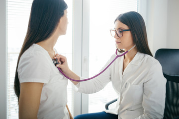 Obraz premium Doctor listening patient with stethoscope