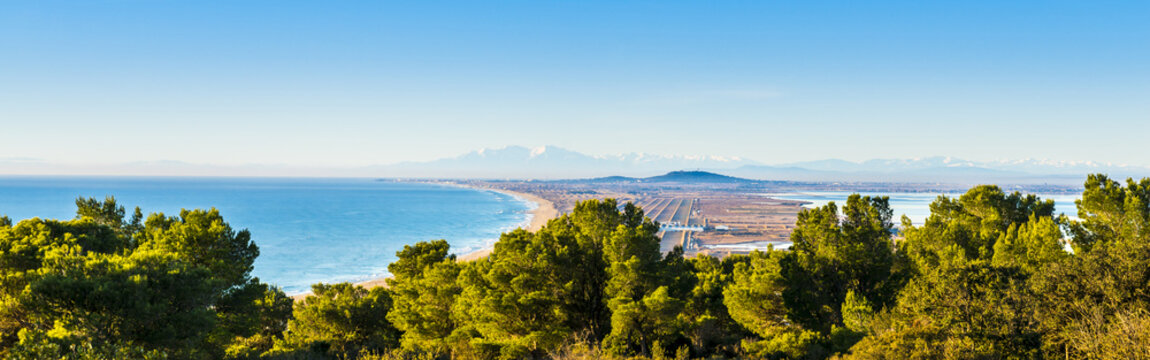 Panorama de la Méditerranée et de l'étang de Thau, puis au fond le Cap d'Agde et le mont Canigou, depuis le Mont Saint Clair, aux pierres blanches à Sète, Hérault en Occitanie, France