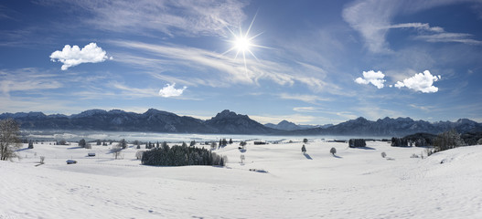Panorama Winterlandschaft im Allg&auml;u in Bayern bei F&uuml;ssen mit Forggensee