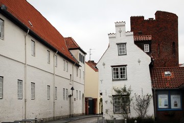 Häuserzeile und Halbturm in Lübeck.
