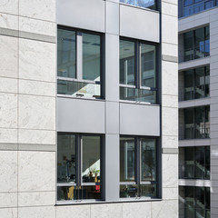 Fassade eines Bürogebäudes in der Innenstadt von Magdeburg