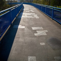 Brücke über eine verkehrsreiche Straße in der Innenstadt von Magdeburg