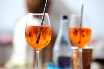 Zwei Cocktail-Gläser mit orange-farbenem Getränk ähnlich Aperol vor unscharfem Hintergrund .Where: Sylt, Westerland.When: 01.08.2015, 