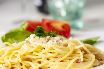 Nahaufnahme von Spaghetti Carbonara auf einem Teller