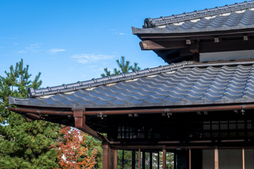日本の古民家　青空と瓦屋根