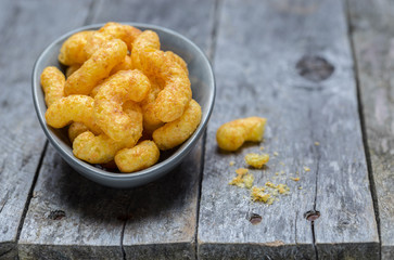 Erdnuss Chips auf grauem rustikalen Holz