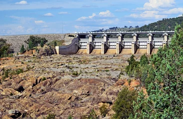 Papier Peint photo Barrage Portes de déversoir radiales du barrage de Wyangala à la jonction des rivières Lachlan et Abercrombie, région du centre-ouest, NSW, Australie. Conçu pour l& 39 atténuation des inondations, l& 39 hydroélectricité et l& 39 irrigation