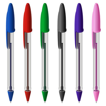 Набор из шести цветных пластиковых шариковых ручек с колпачками, в прозрачном шестигранном корпусе, на белом фоне
