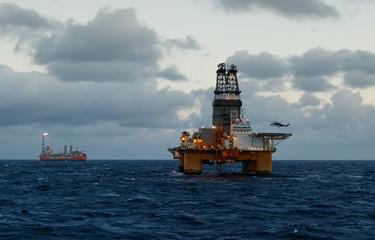 Take off from drilling rig offshore