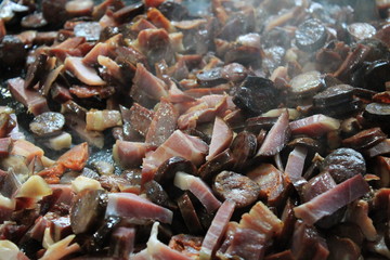 Carne e salsicce alla piastra 