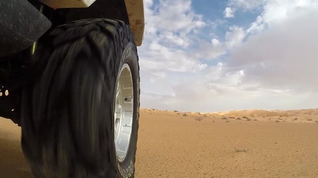 Sahara soggettiva ruota fuoristrada sulle dune del deserto