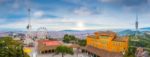 Obraz premium Barcelona city panorama view from Tibidabo Mountain
