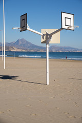 Pista de baloncesto junto al mar una escena playera en la que se ve una pista deportiva de baloncesto  junto al Mediterraneo