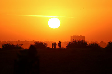 Obraz premium A sunset with nature and cityscape 