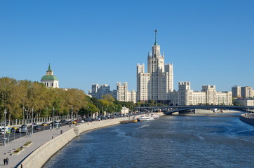 Obraz premium Autumn view on the Moskvoretskaya embankment, high-rise building on the Kotelnicheskaya embankment and Moskva-river, Russia