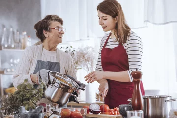 Photo sur Plexiglas Cuisinier Soupe de cuisine de grand-mère et de petite-fille