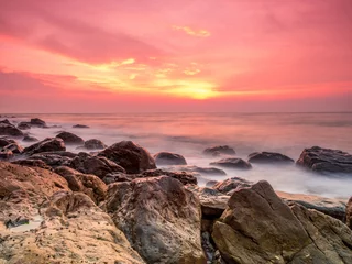 Fototapete Koralle süßer Sonnenaufgang am Strand mit dem Felsen