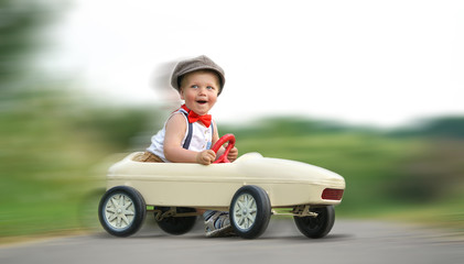 Spiel und Spaß im Tretauto