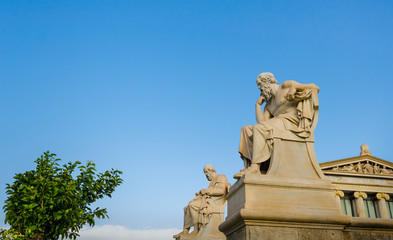 Obraz premium Greatest philosophers of antiquity Socrates and his disciple Plato reflect on the meaning of life.