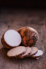 Aufgeschnittene Eddo auf Holzuntergrund