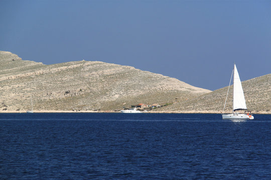 Segeljacht vor einer karken kleinen Insel in den Kornaten.Where: Kroatien.When: 22.09.2009.