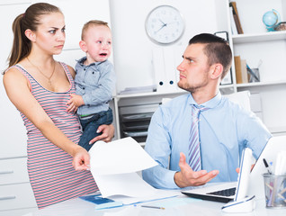 Obraz premium male lawyer scolding with young indignant woman