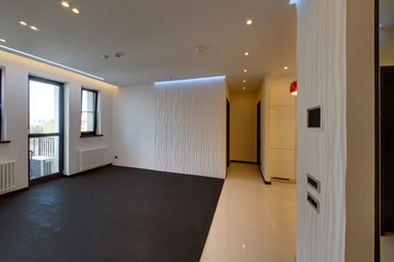 A light drawing room with a subfloor and windows