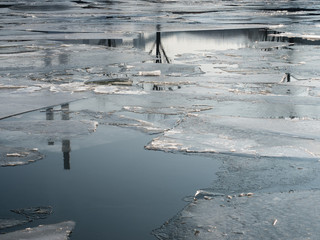 gefrorener Fluss im Winter, Neckar Stuttgart