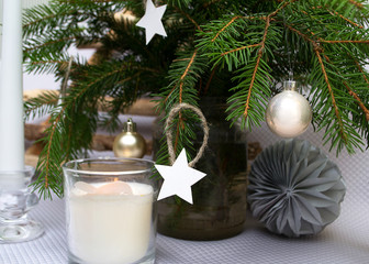 Рождественский фон с аксессуарами  еловыми ветками и свечами. 