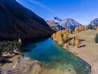 bezaubernder See in einem Bergtal