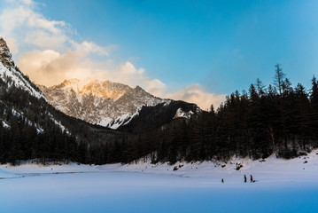 Fototapeta na wymiar Frozen lake in Austria alps tourist hotspot styria gruner see winter