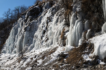 Fototapeta na wymiar Big icefall in mountain at nice sun day