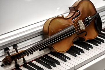 Fototapeta premium Violin piano keys on the background