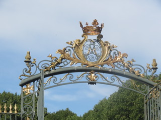 Fototapeta na wymiar Essonne - Château de Chamarande - Couronne royale de la grille d'entrée 