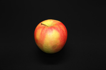 Apfel auf schwarzem Hintergrund