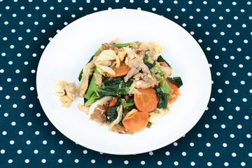 Fried big noodle with chicken and vegetables.