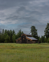 Fototapeta premium Clouds Over Old Barn in Kawuneeche Valley