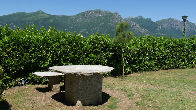 Tavolo di pietra al parco