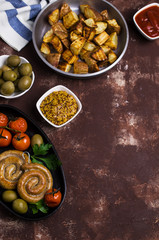 Round fried sausages with vegetables
