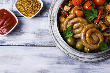 Round fried sausages with vegetables