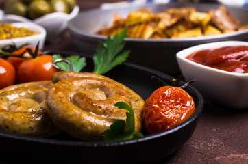 Round roast sausages with vegetables