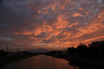 酒田市内から遠望した鳥海山と朝焼け　Mt.Chokai and Morning glow 
