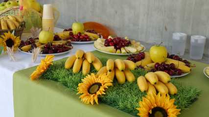 Fototapeta na wymiar Buffet festa di compleanno con banane e ciliegie
