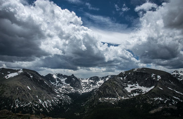 Obraz premium Rocky mountains in summer. Gloomy snowy weather in Colorado