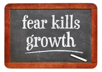 Obraz premium Fear kills growth message on blackboard
