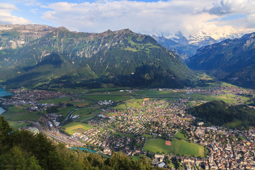 Fototapeta premium Interlaken town and lake brienz surrounded by mountainous area, Switzerland