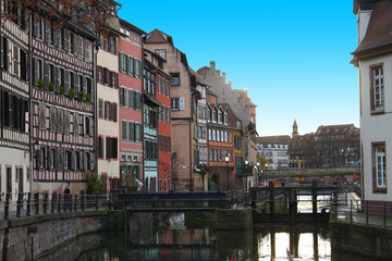 Fototapeta na wymiar Strasbourg canal blue sky